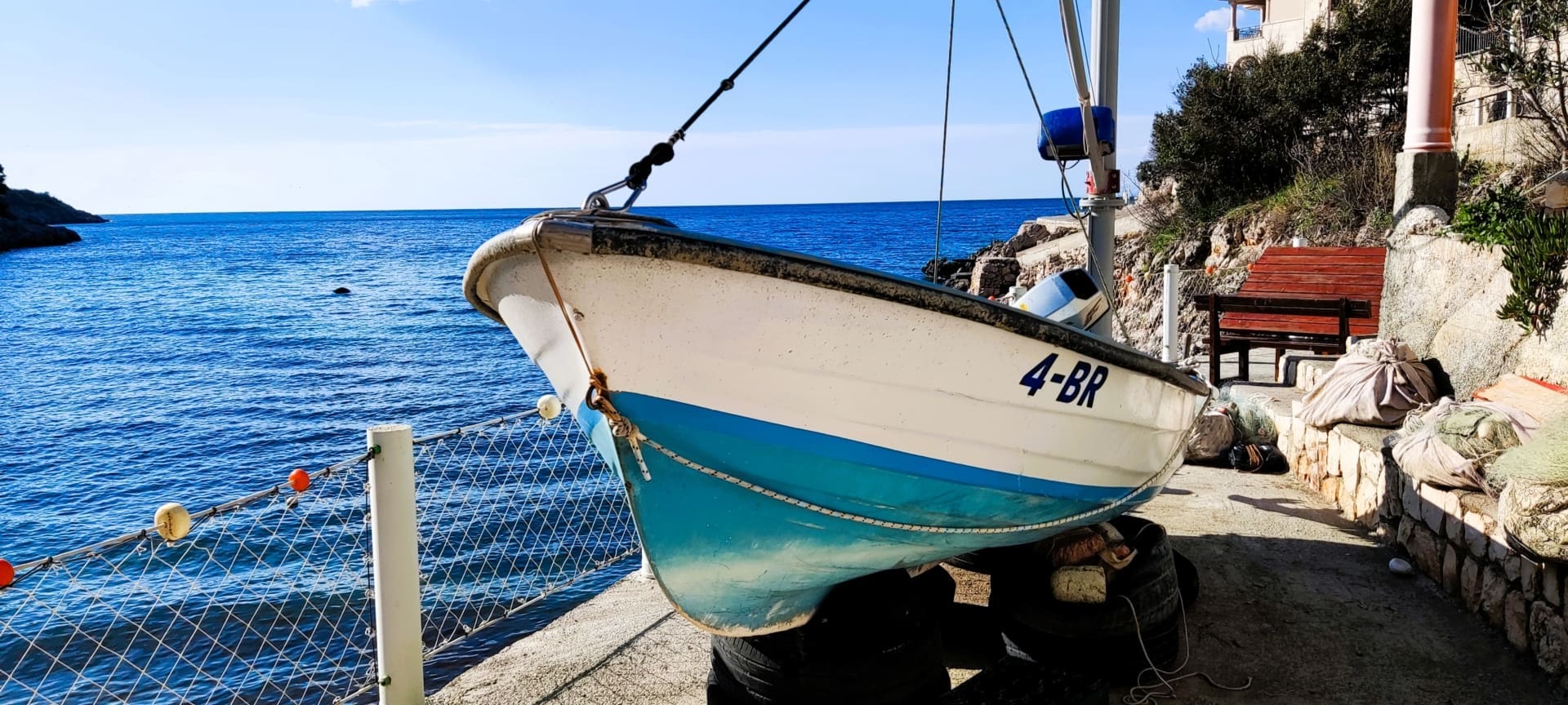 Рибальський човен на узбережжі Чорногорії