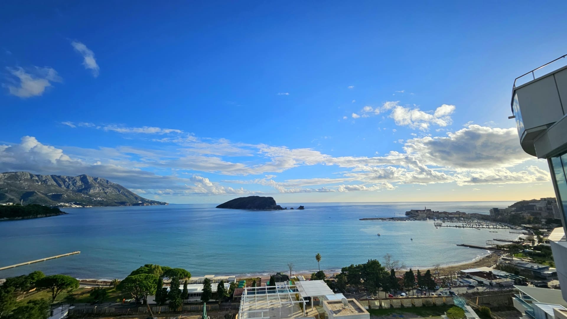 Приголомшливе чорногорське узбережжя доступне для іноземних покупців